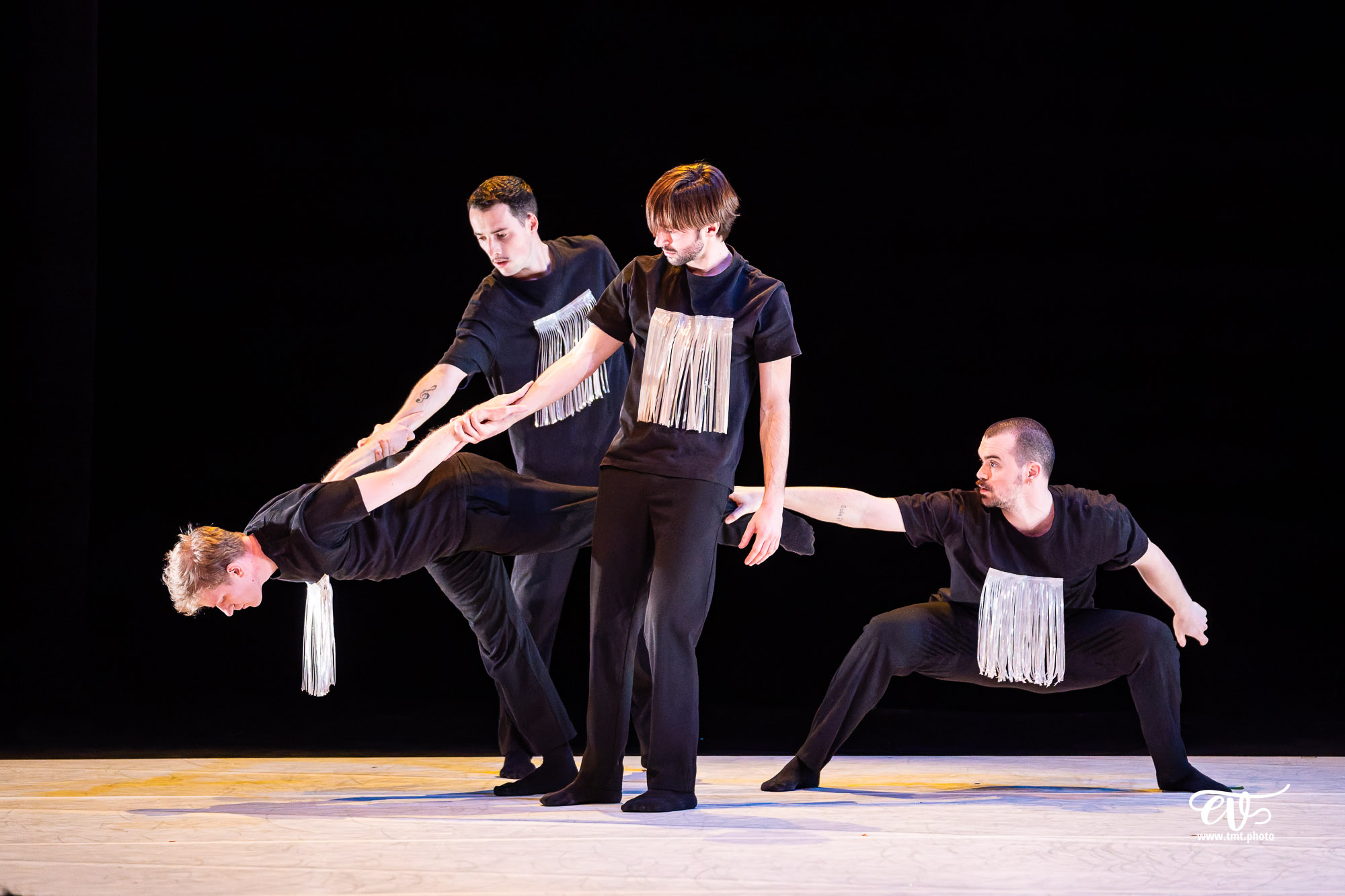 A4 (COMME LA FEUILLE) CIE CHICOS MAMBO